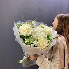 Белые роза и гортензия