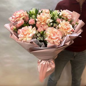 Розы и альстримерия